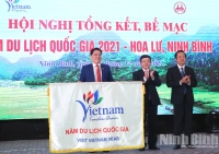 Phó Chủ tịch UBND tỉnh Quảng Nam - Trần Văn Tân nhận cờ luân lưu Năm Du lịch quốc gia 2022
