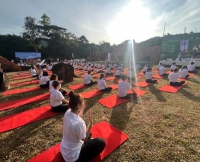 Học viên tham gia trình diễn Yoga tại Khu đền tháp Mỹ Sơn