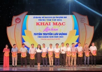 Bà Nguyễn Thị Hương - Giám đốc Trung tâm Văn hóa Quảng Nam tặng Cờ lưu niệm cho các đơn vị dự thi Liên hoan tuyên truyền lưu động năm 2022