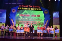 Ông Trần Anh Tuấn - Phó Chủ tịch UBND tỉnh Quảng Nam trao giải nhất cho đơn vị Hội An
