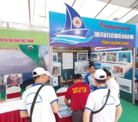Gian trưng bày tiển lãm ảnh biển đảo Quảng Nam thu hút đông đảo người dân đến thưởng lãm