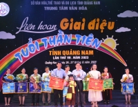 Ông Nguyễn Thanh Hồng - Tỉnh ủy viên, Giám đốc Sở VH,TT&DL tỉnh Quảng Nam  trao giải Nhất toàn đoàn cho đơn vị huyện Điện Bàn và Tiên Phước