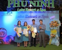 Đại diện Lãnh đạo Sở Văn hóa, Thể thao và Du lịch tỉnh Quảng Nam nhận Giấy chứng nhận 03 món ẩm thực tiêu biểu
