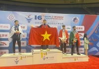 Huỳnh Đỗ Đạt với lá quốc kỳ trên tay nhận huy chương Vàng  Ảnh NVCC