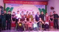 Đoàn diễn viên, tuyên truyền viên Trung tâm Văn hóa Quảng Nam  chụp hình lưu niệm với người dân và cán bộ, chiến sĩ Đồn Biên phòng Đắc Pring