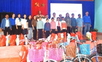 Sở VH,TT&DL tỉnh Quảng Nam thăm, tặng quà xã kết nghĩa ARooi (huyện Đông Giang).