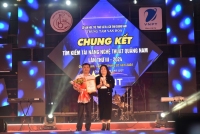 Bà Nguyễn Thị Hương - Giám đốc Trung tâm Văn hóa Quảng Nam tặng hoa cho đại diện đơn vị tài trợ VNPT Quảng Nam