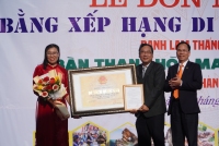 Đồng chí Nguyễn  Thanh Hồng - Tỉnh ủy viên, Giám đốc Sở VH,TT&Dl tỉnh Quảng Nam  trao Bằng xếp hạng di tích cấp quốc gia cho đại diện lãnh đạo huyện Núi Thành và xã Tam Hải