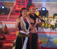 Trình diễn trang phục truyền thống dân tộc Ca Dong