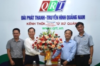 Đồng chí Nguyễn Thanh Hồng - Tỉnh ủy viên, Giám đốc Sở VH,TT&DL đến thăm và tặng hoa chúc mừng Đài  Phát thanh - Truyền hình  Quảng Nam