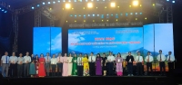 Ban tổ chức tặng Cúp lưu niệm cho các đoàn tham gia Hội diễn
