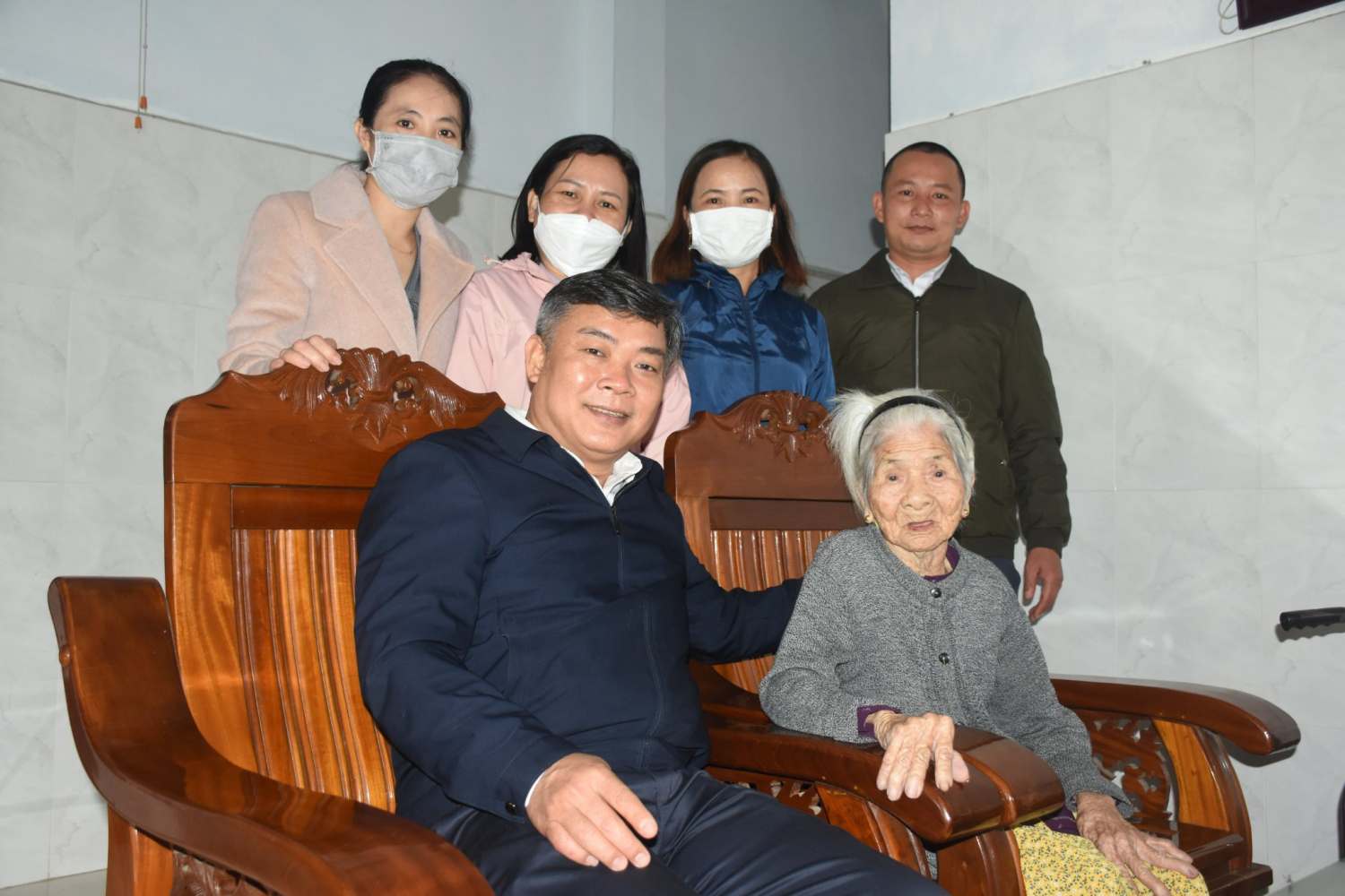 Công đoàn Sở Văn hóa, Thể thao và Du lịch Quảng Nam thăm hỏi sức khỏe  mẹ VNAH Trương Thị Huấn