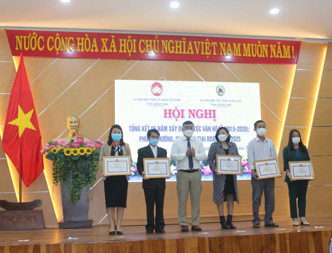 Ông Tào Viết Hải - Phó Giám đốc Sở VH,TT&DL tỉnh Quảng Nam tặng Giấy khen cho các cá nhân, tập thể có nhiều đóng góp trong phong trào xây dựng Tộc Văn hóa.