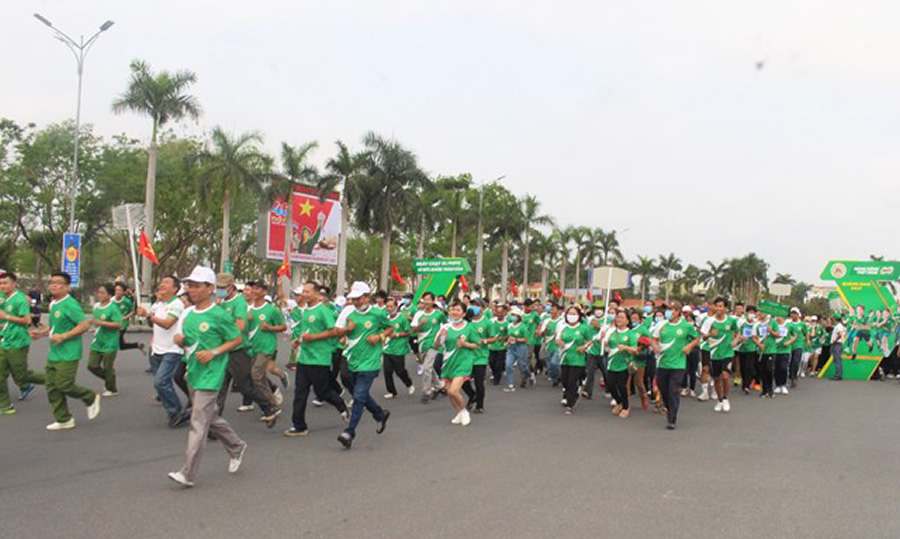 Đông đảo người dân chạy hưởng ứng tại Lê phát động Ngày chạy Olympic   Vì sức khỏe toàn dân tỉnh Quảng Nam năm 2021
