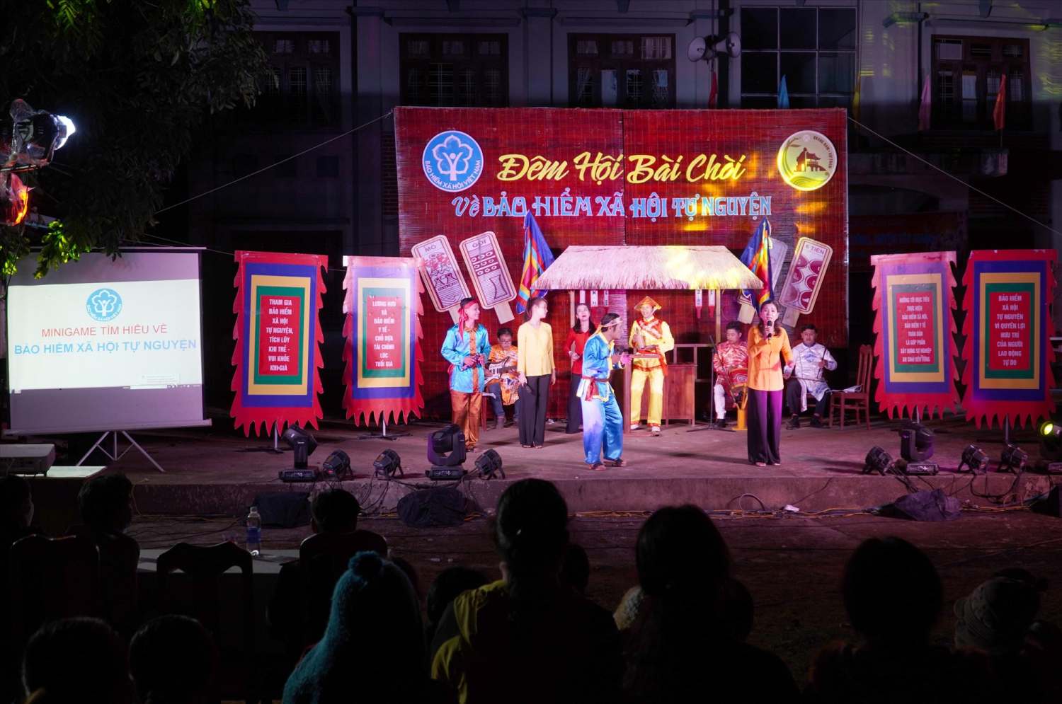 BHXH tỉnh Quảng Nam và Trung tâm Văn hóa Quảng Nam tổ chức Chương trình Hô hát bài chòi tuyên truyền chính sách BHXH tự nguyện tại huyện Tây Giang
