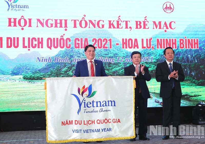 Đồng chí Trần Văn Tân - Phó Chủ tịch UBND tỉnh Quảng Nam nhận cờ luân lưu đăng cai Năm Du lịch quốc gia 2022