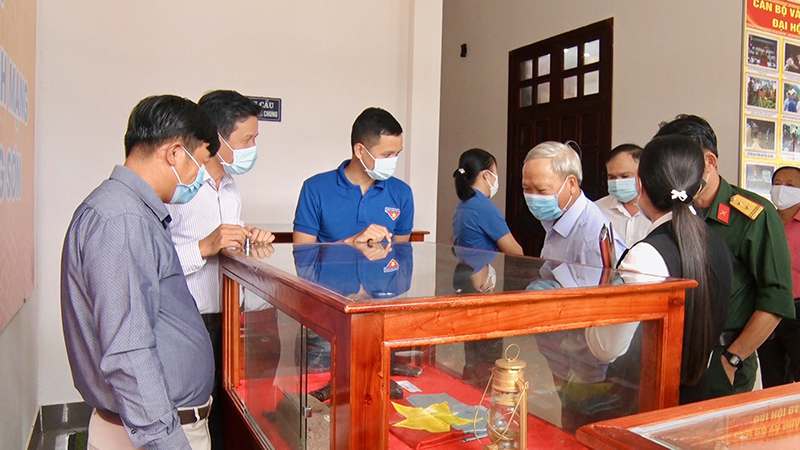Tham quan và tìm hiểu gian trưng bày hiện vật lịch sử tại huyện Nông SơnR