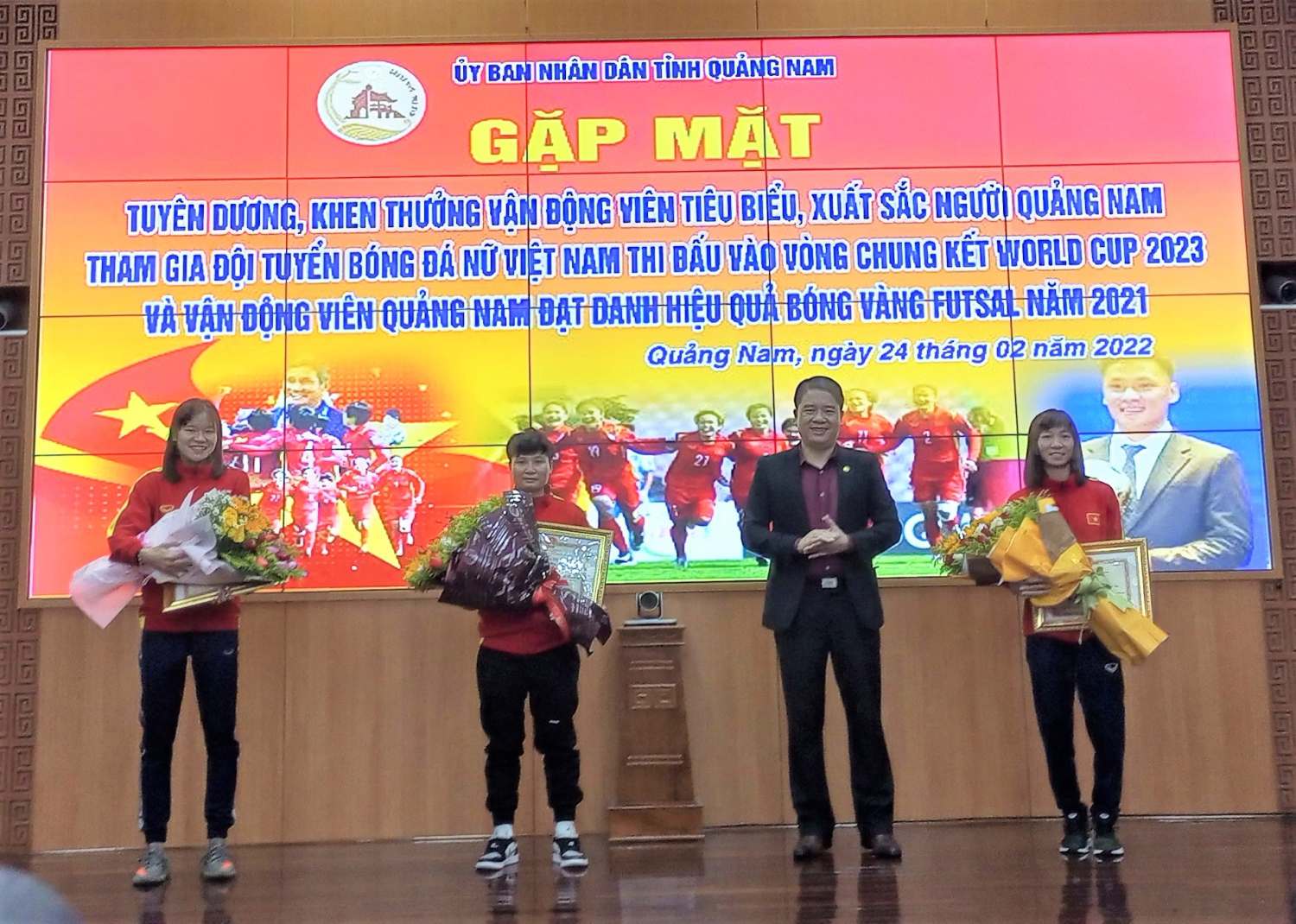 Đồng chí Trần Văn Tân - Phó chủ tịch UBND tỉnh Quảng Nam động viên, tặng bằng khen của chủ tịch UBND tỉnh cho các vận động viên kèm tiền thưởng 10 triệu đồng.