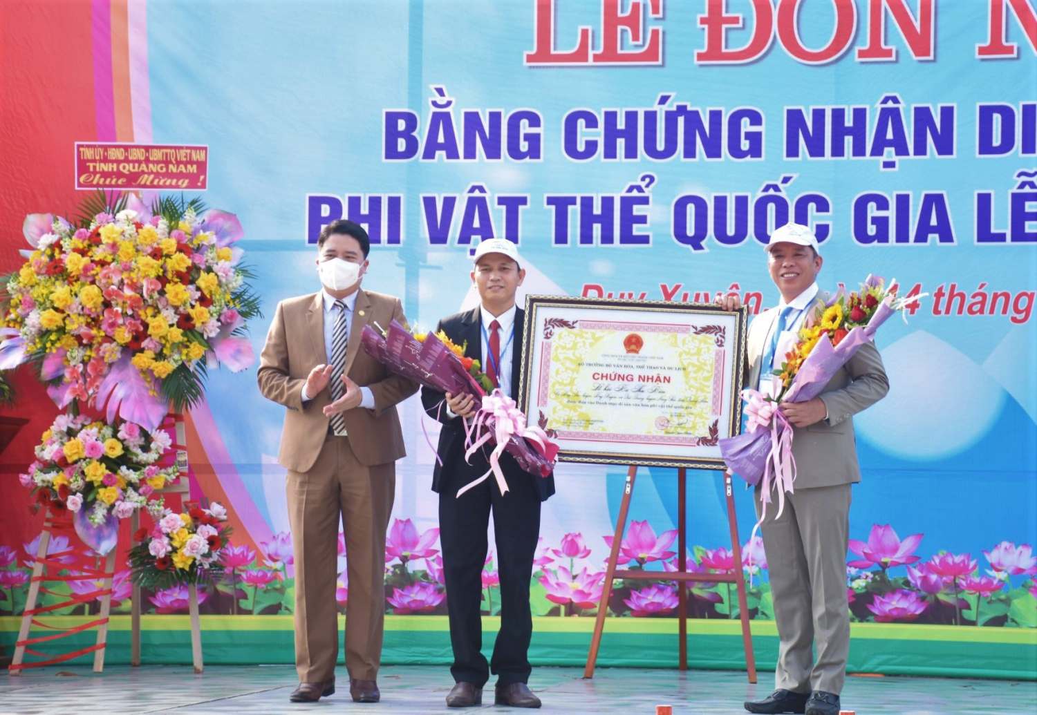 Lễ đón bằng chứng nhận Di sản văn hóa phi vật thể quốc gia đối với  Lễ hội Bà Thu Bồn