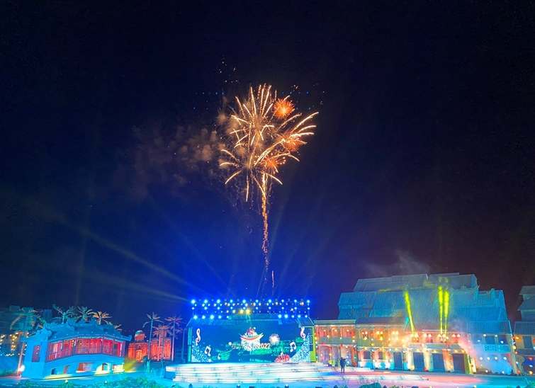 Bắn pháo hoa chào mừng Lễ khai mạc Năm Du lịch Quốc gia Quảng Nam 2022