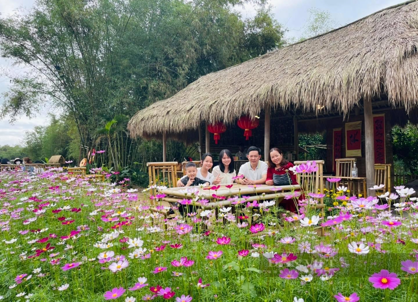 Du khách thích thú trải nghiệm tại Làng du lịch cộng động Cẩm Phú