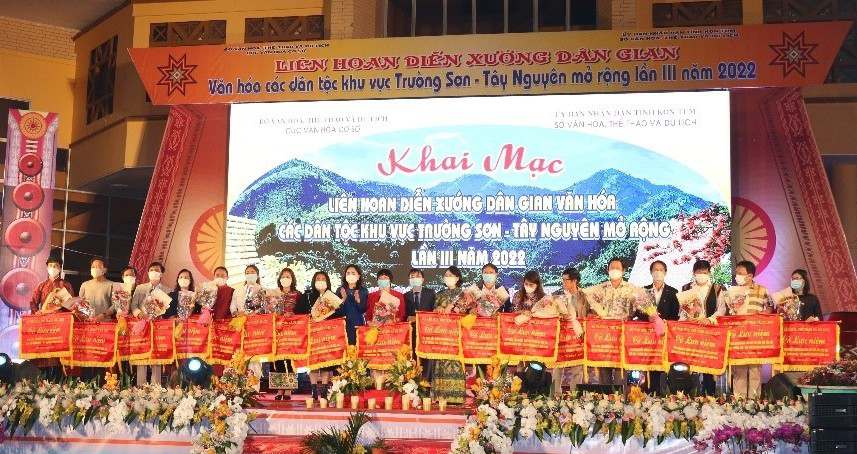 Lãnh đạo Bộ Văn hóa, Thể thao và Du lịch và lãnh đạo UBND tỉnh Kon Tum tặng Cờ lưu niệm cho các đoàn tham gia Liên hoan