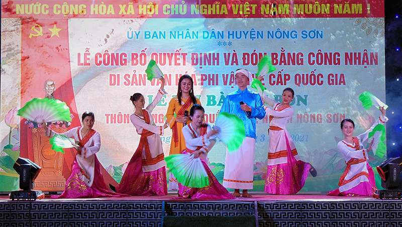 Một tiết mục văn nghệ chào mừng Lễ hội Bà Thu Bồn được công nhận Bằng công nhận Di sản văn hóa phi vật thể cấp quốc gia năm 2021