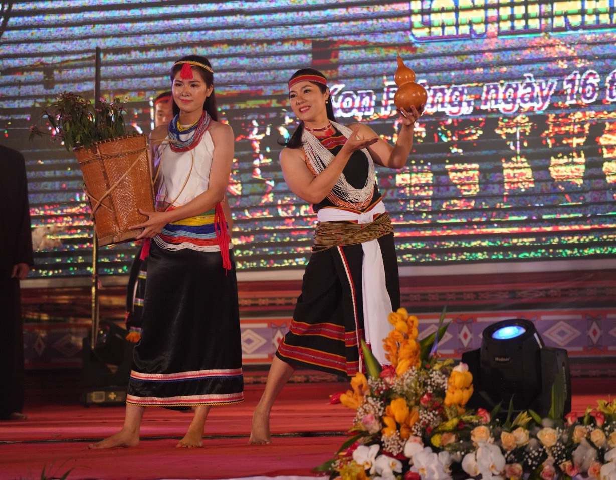 Trình diễn trang phục truyền thống của đồng bào Cor tỉnh Quảng Nam