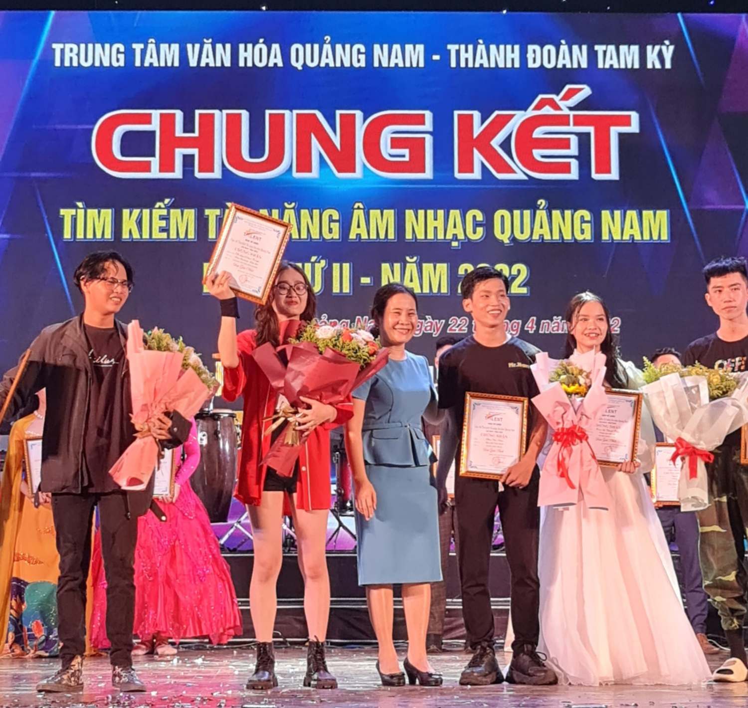 Bà Nguyễn Thị Thu Hiền Phó Giám đốc Sở VH,TT&DL trao giải nhất cho các tiết mục Ảnh