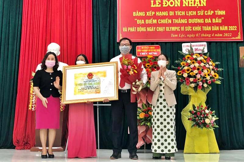 Bà Nguyễn Thị Thu Hiền - Phó Giám đốc Sở VH,TT&DL trao Bằng Di tích lịch sử cấp tỉnh cho lãnh đạo xã Tam Lộc (Phú Ninh)