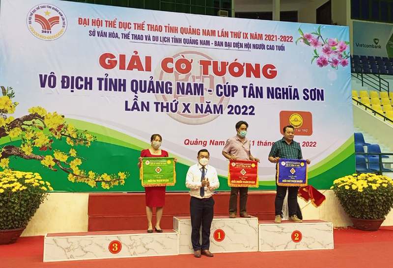 Đồng chí Tào Viết Hải - Phó Giám đốc Sở VH,TT&DL tỉnh Quảng Nam trao giải toàn đoàn cho các đơn vị