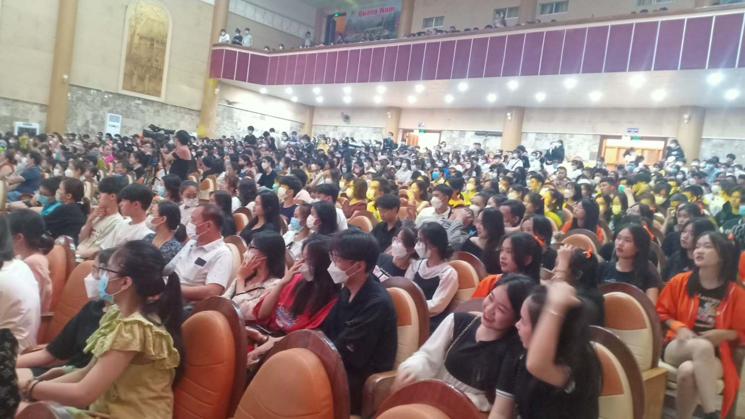 Đông đảo khán giả dự xem đêm chung kết tại Trung tâm Văn hóa Quảng Nam