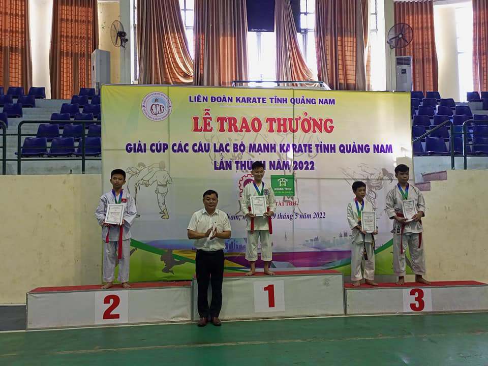 Ông Tào Viết Hải - Phó Giám đốc Sở VH,TT&DL Quàng Nam trao huy chương cho các VĐV