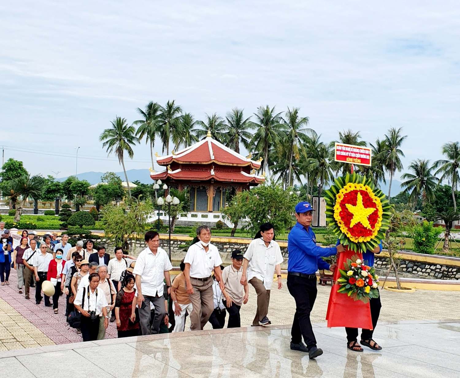Các văn nghệ sĩ Khu 5 viếng hương tại Nghĩa trang liệt sĩ thị xã Điện Bàn
