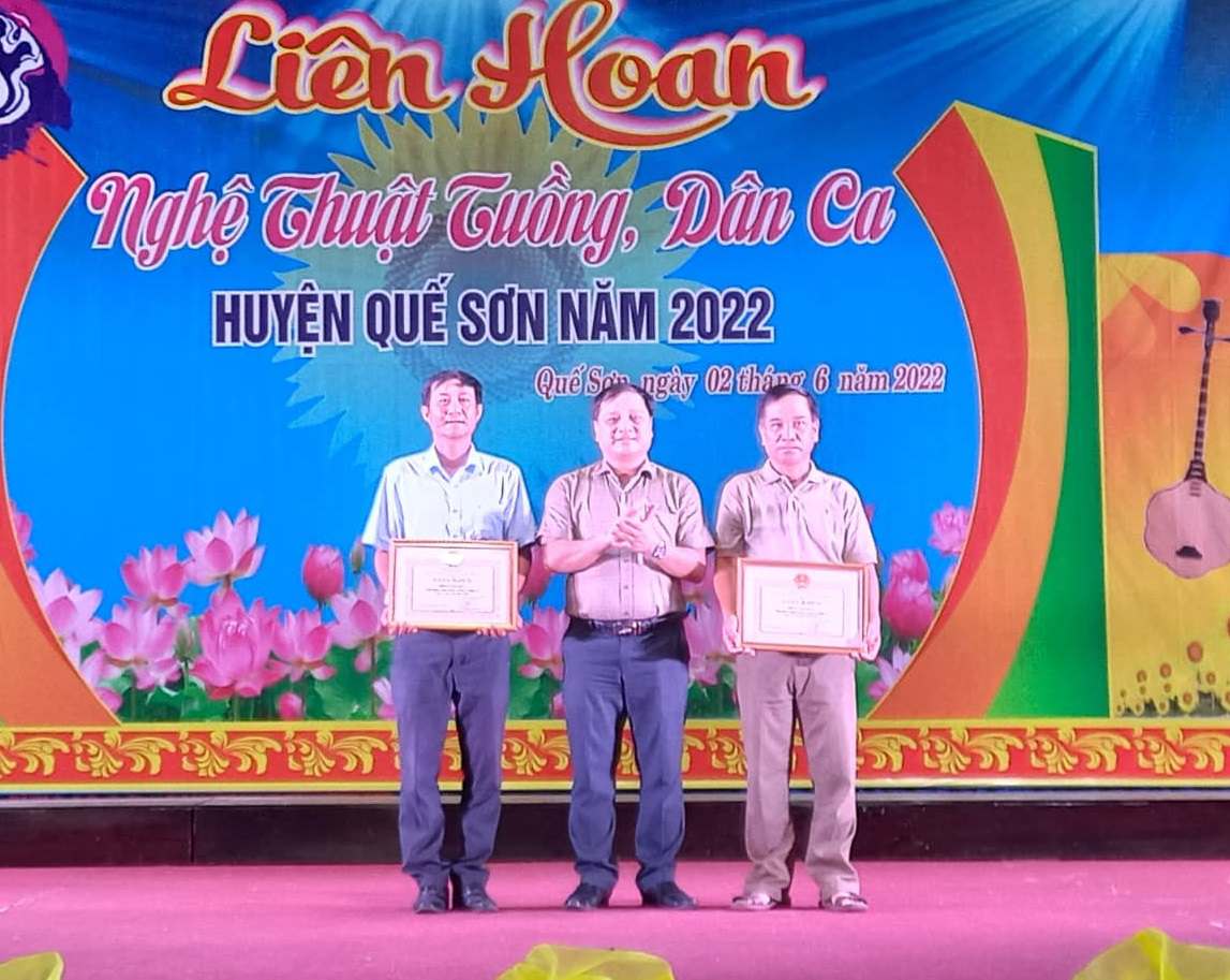 Lãnh đạo huyện Quế Sơn trao giải nhất toàn đoàn cho đơn vị xã Quế Long và Quế Phú