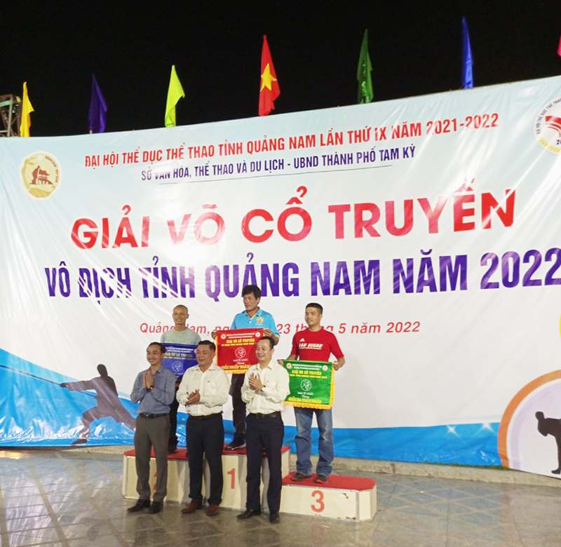 Ông Tào Viết Hải - PGĐ Sở VH,TT&DL trao giải toàn đoàn cho các đơn vị