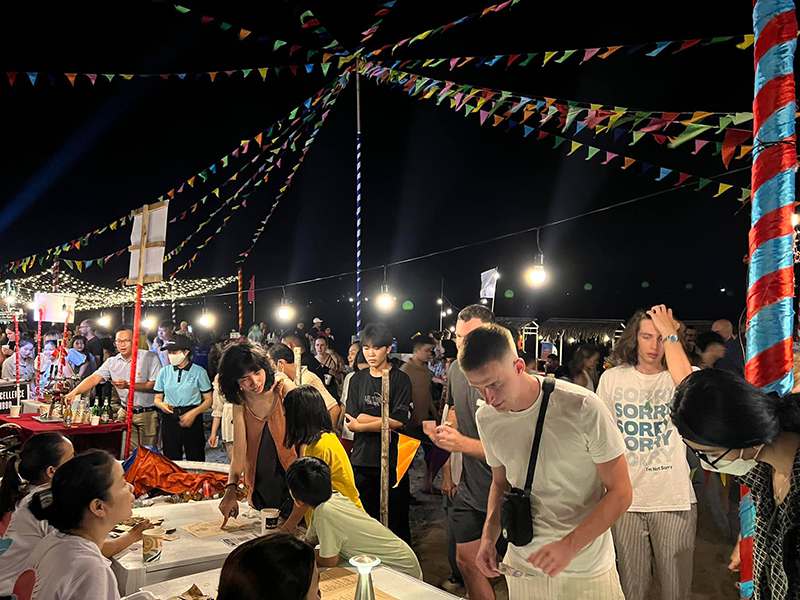 Đông đảo du khách tham gia Lễ hội âm nhạc và ẩm thực tại biển An Bàng (Hội An)r