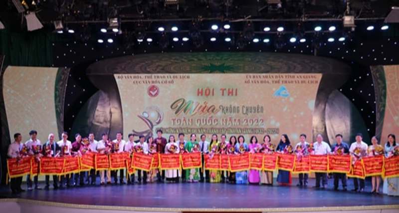 Lãnh đạo Cục Văn hoá cơ sở, Sở VH,TT&DL tỉnh An Giang trao hoa, cờ lưu niệm cho các đơn vị tham gia Hội thi