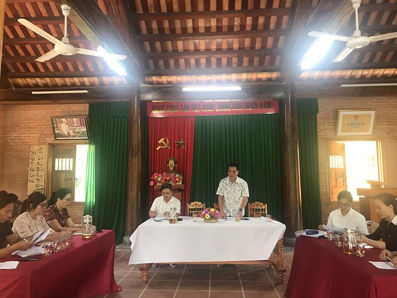 Đồng chí Văn Bá Sơn - Phó Giám đốc Sở VH,TT&DL đang phát biểu tại cuộc họp