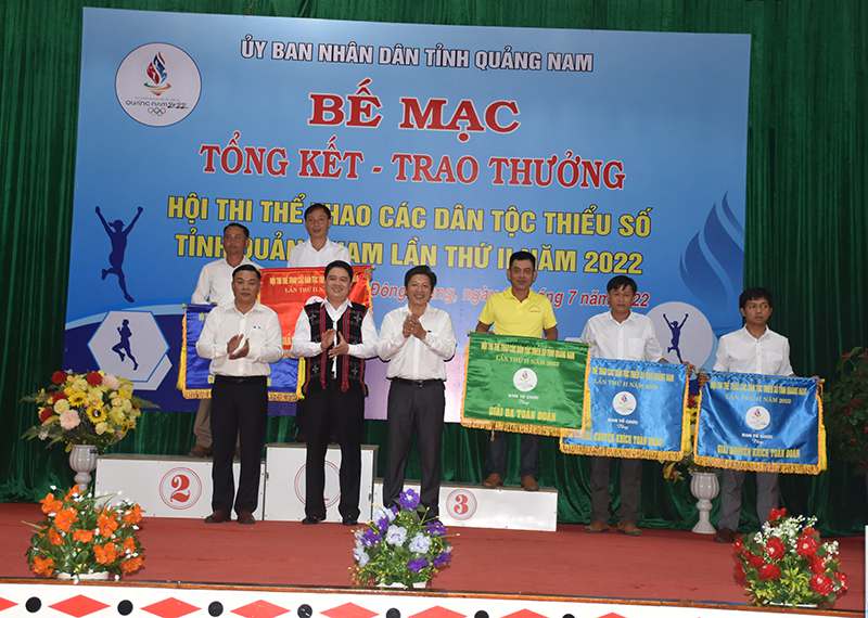 Đồng chí Trần Văn Tân - Ủy viên Ban Thường vụ Tỉnh ủy, Phó Chủ tịch UBND tỉnh - Trưởng ban Tổ chức trao giải toàn đoàn