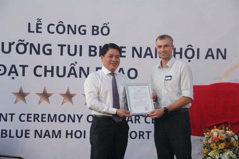 Phó Chủ tịch UBND tỉnh Quảng Nam Trần Văn Tân trao chứng nhận đạt chuẩn 5 sao cho đại diện Tui Blue Nam Hội An
