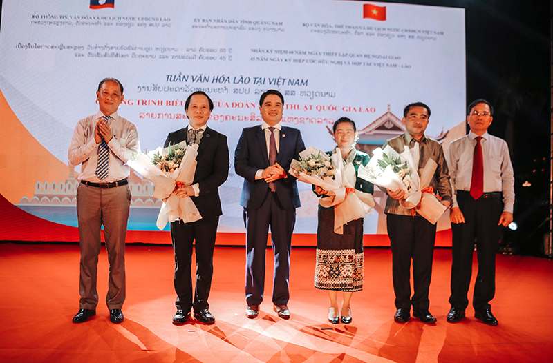 Lãnh đạo tỉnh Quảng Nam tặng hoa Đoàn nghệ thuật Quốc gia Lào