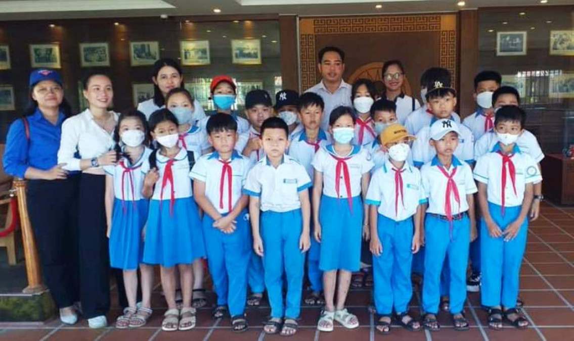 Các em học sinh đến với Khu lưu niệm Chủ tịch Hội đồng Nhà nước Võ Chí Công ở thôn Khương Mỹ, xã Tam Xuân 1, huyện Núi Thành, Quảng Nam