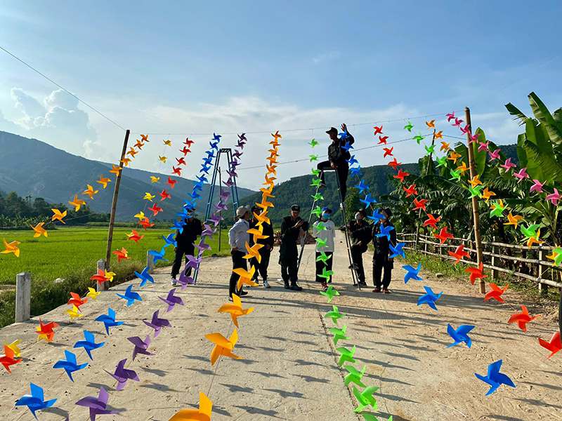 Trang trí các trục đường chuẩn bị cho Ngày hội Văn hóa - Du lịch ở làng Đại Bình