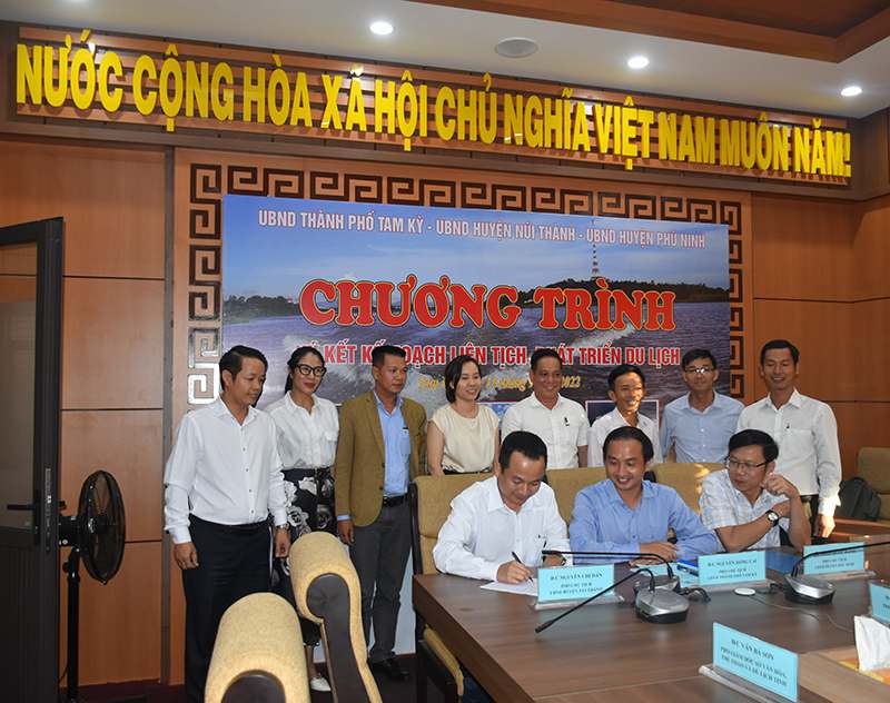 Lãnh đạo 03 địa phương Tam Kỳ, Núi Thành và Phú Ninh ký kết Kế hoạch liên tịch phát triển du lịch