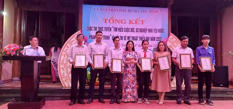 Bà Nguyễn Thị Ngọc Vân Phó Chủ tịch UBND huyện Phú Ninh trao Giấy chứng nhận các cá nhân đoạt giải Nhất, Nhì, Ba của Cuộc thir