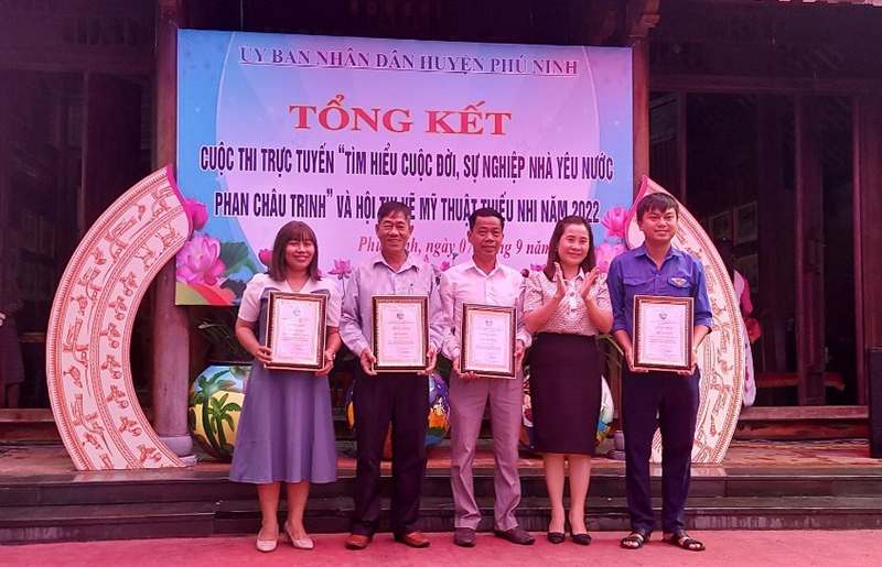 Bà Nguyễn Thị Thu Hiền - Phó Giám đốc Sở Văn hóa, Thể thao và Du lịch tỉnh trao Giấy chứng nhận cho các tập thể đoạt giải