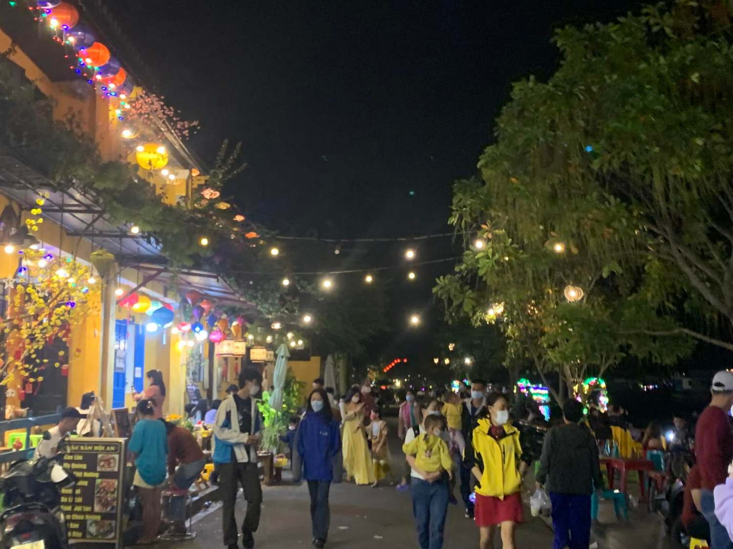 Đông đảo du khách đến tham quan phố cổ Hội An vào dịp lễ Quốc Khánh 2 tháng 9