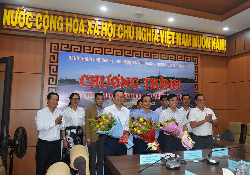 Ông Văn Bá Sơn Phó Giám đốc Sở VH,TT&DL tặng hoa cho 03 địa phương tại buổi ký kết