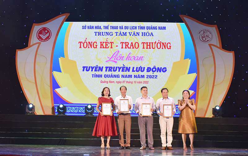 Bà Nguyễn Thị Hương Giám đốc Trung tâm Văn hóa Quảng Nam trao Giải cho các diễn viên tuyên truyền xuất sắc